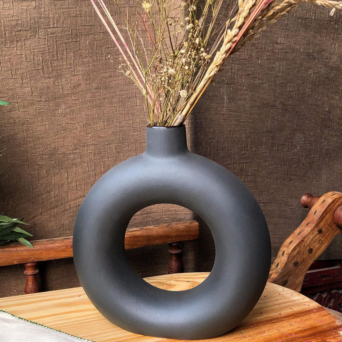 Modern Minimalistic Donut Circle Vase, Decorative Hollow & Pampas Dried Flowers Vase